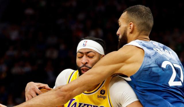 开云登录入口-夺冠后遗症？湖人1胜5负跌至西部第十 攻防全下滑