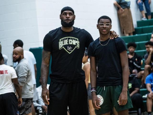 1662380473702027453.png 15-year-old-bryce-is-almost-as-tall-as-lebron-james-already-nba-fan-warns-everyone-about-bryce-james-becoming-a-top-prospect.png